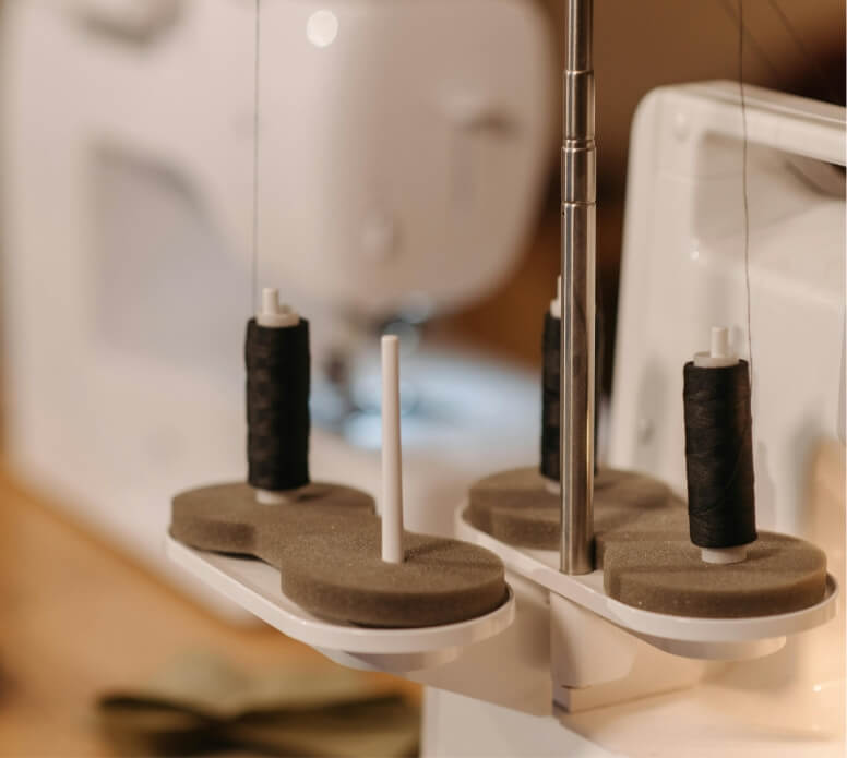 Parte de maquina de coser donde se ponen las bobinas de hilo