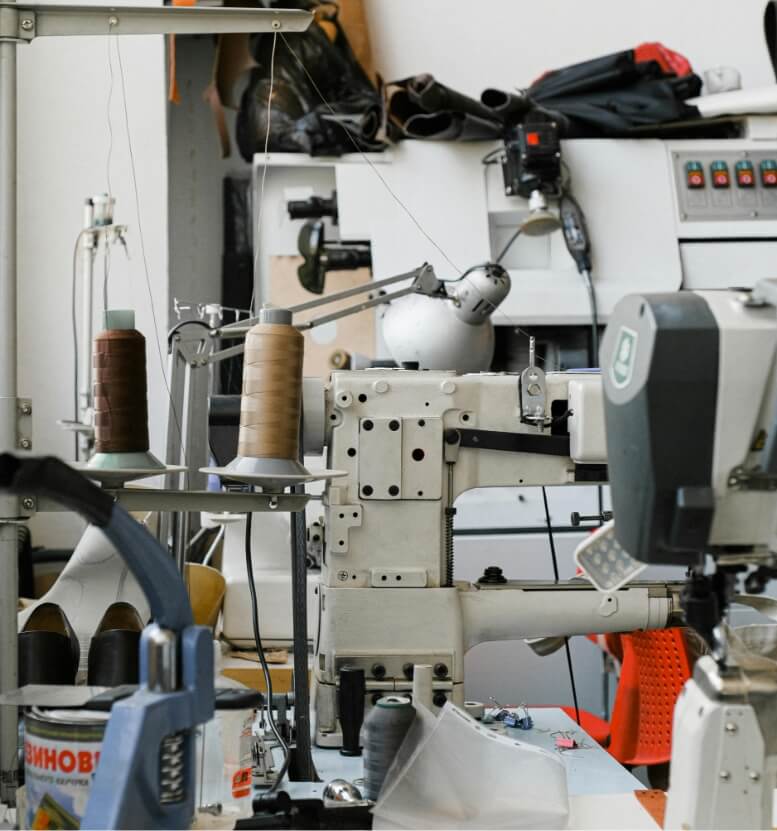 taller de costura con muchas máquinas de coser industriales y elementos de costura