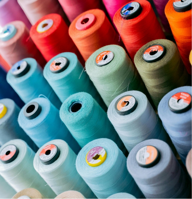 bobinas de hilos de diferentes colores